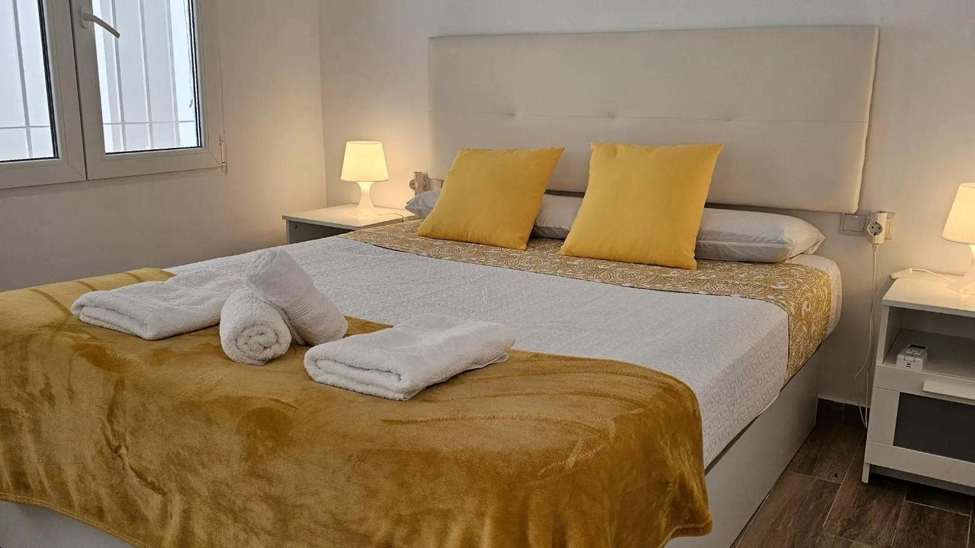 Apto Tanez Torremolinos, A contacts